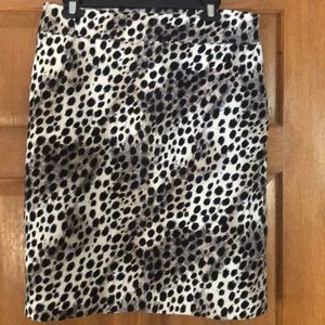 Very cute blk/wht/grey mid length skirt!